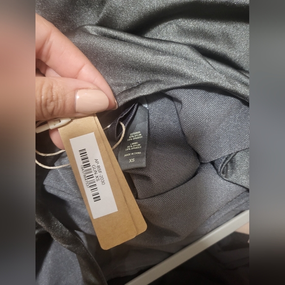 1. NWT SKIMS ALL-IN-ONE SHINE SQUARE NECK TANK ONESIE IN GUNMETAL SIZE XS - Picture 3 of 7